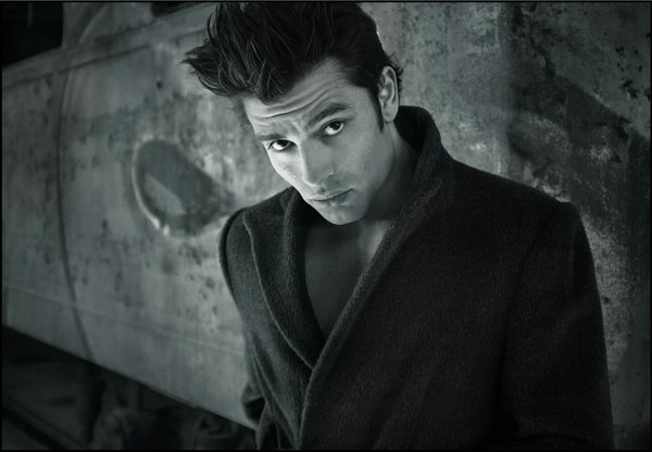 Le col Bardot, ce look qui incarne le charme à la française