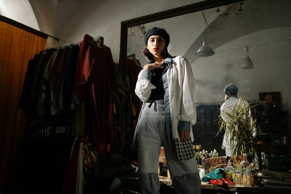 Quelles astuces pour porter des bijoux en cristal avec élégance lors de dîners formels ?