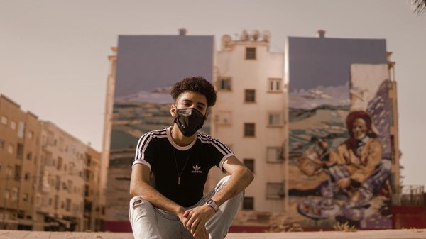 Quelles stratégies pour surmonter la timidité et rayonner de confiance en société ?