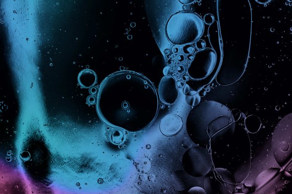 Comment ajouter une touche de couleur à une tenue neutre