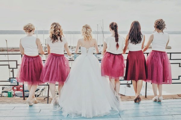 Être ravissante pour la grande cérémonie avec une robe de demoiselle d'honneur pour champêtre