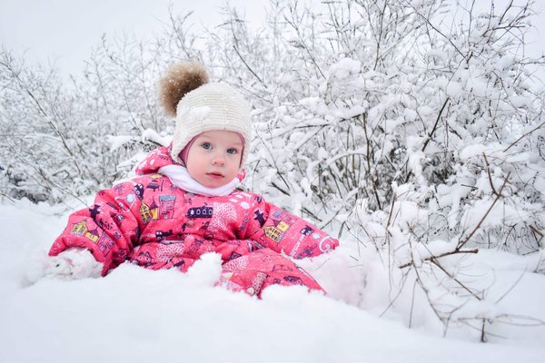 Quels conseils pour harmoniser des robes à imprimés tropicaux avec des accessoires minimalistes pour des sorties urbaines ?