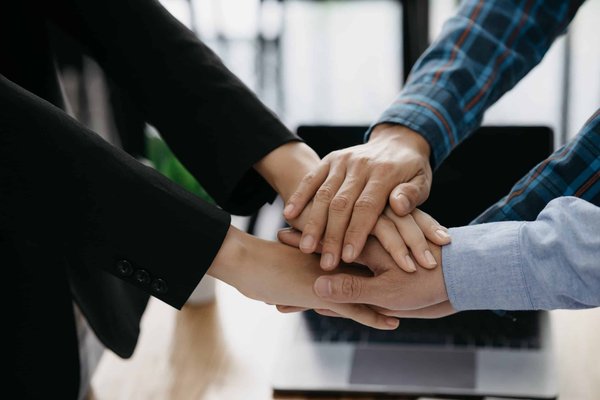 Quels sont les critères pour choisir des blouses qui complètent des jupes midi ?