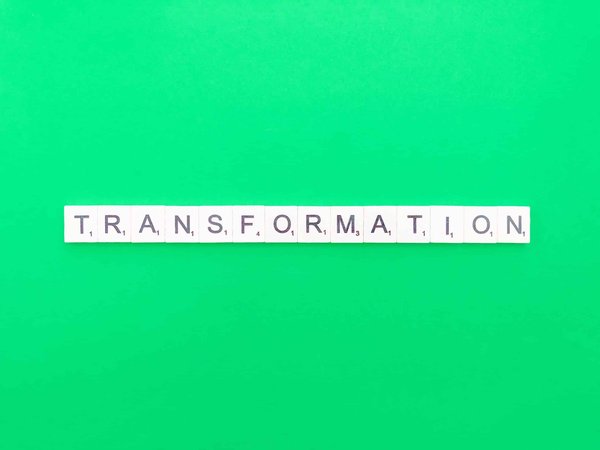 comment transformer une tenue de jour en tenue de soirée avec quelques accessoires